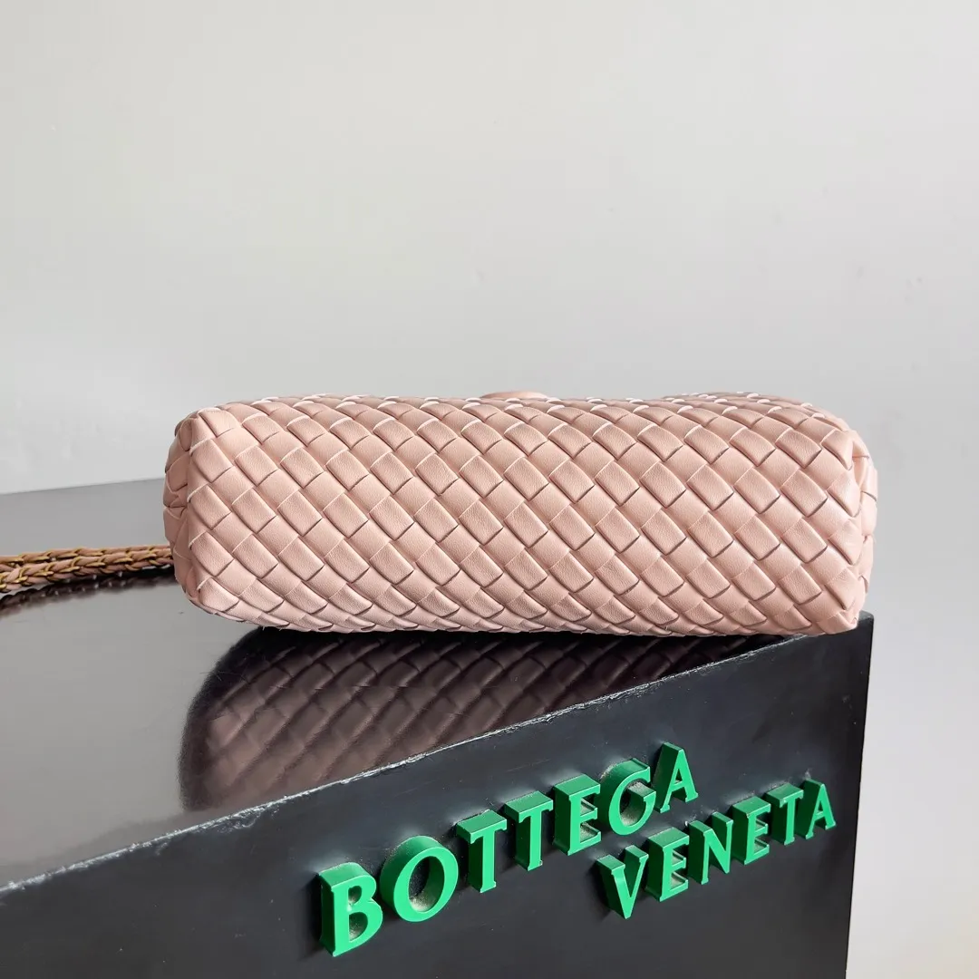 Batch 1880 BOTTEGA VENETA LAUREN 1980 small clutch bag is new! The small size that many people squat on is finally here. The self-adjustable zipper is a highlight of this bag. After being removed, it can be used as a handbag for important occasions. One bag unlocks two carrying methods at the same time. It is practical and has a unique sense of structure and beautiful lines. It is more elegant than a small cloud. It is a tribute to the classics and the pursuit of modernity. Style number: 804038 Size: 27*15*8cm